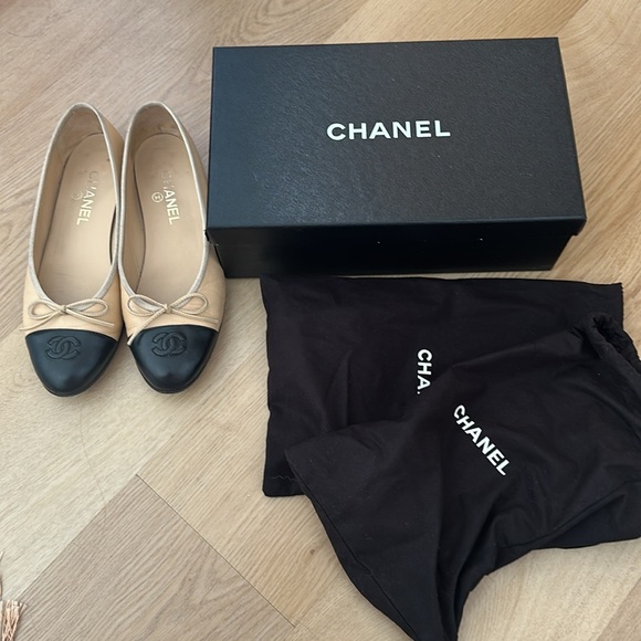 Chanel Black and Tan Ballet Flats - size 39 - Picture 2 of 8